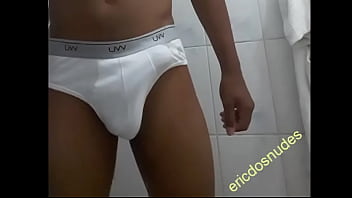 Novinho mijando na cueca