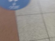 No me aguanto y me masturbo en el baño de la estación de tren