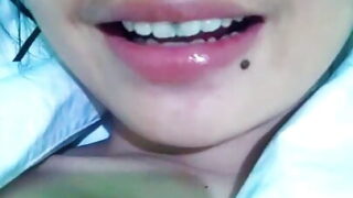 Eine kurvige Frau lässt es sich tief in den Arsch stecken.