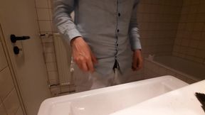 cam shows him ejaculating very fast the in bath