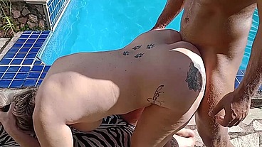 TIFFANY MONTAVANI QUER LEITE NA BOCA DO DODO PITBULL ENQUANTO ELE PASSA OLEO NOS PEITO E NA XOXOTA DELA