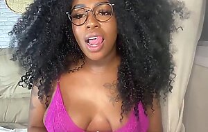 Joi punheta guiada - negra safada masturbando sua linda buceta greluda querendo leitinho