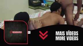 sexo quente na cama com os machos dotados