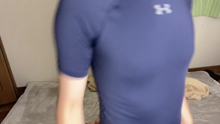【乳首動画】ジム帰りの大学生がスポーツウェアの上から乳首をいじめる！