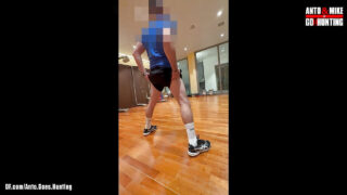 Hisap zakar, pancutan mani, penjarian, pancutan mani dalam mulut, tanpa baju, kali pertama – lelaki amatur dengan zakar besar mengongkek di punggung