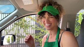 Curvy bartender with big booty deepthroats huge cock in car