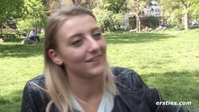 Ersties - 19-jährige Blondine Tamara fingert ihre nasse Muschi