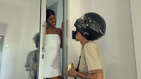 Latina slut gives her putty to a delivery guy