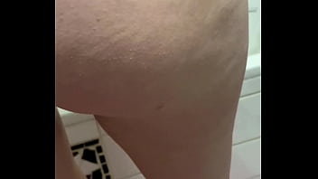 Je me d&eacute_shabille pour la douche