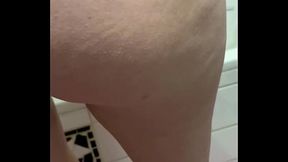 Je me d&eacute_shabille pour la douche