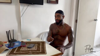 Amatérský pár s velkým penisem, zralý černý pár, olizování zadků a kouření před intenzivním análním sexem