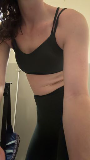 Amateur babe shows off her ass in leggings on OnlyFans