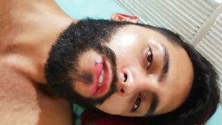 Stor dildo amatörkillar onanerar till explosiva cumshot och sväljer det