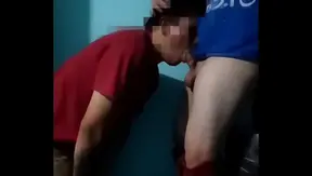 I Suck the Carpenter's Dick in This Amateur Gay Blowjob Scene –