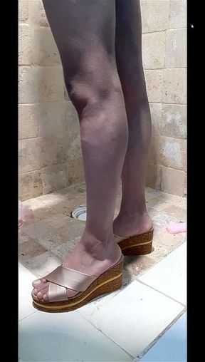 sexytrans con sandalias bañadita y culo limpio le gusta mostrarlo a la camara disfrutala