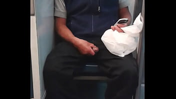 Wey jalandose el pito en el metro cd mexico