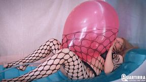 Q717 Mariette pumps to pop Roomtex 24'' under her fishnet bodystocking - 1080p