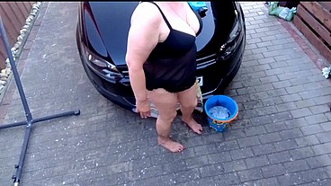 Auto waschen in Sexy Dessous
