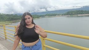 chica abandonada por su novio recibe ayuda por un desconocido termina follando la muy pvta