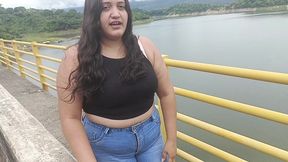 chica abandonada por su novio recibe ayuda por un desconocido termina follando la muy pvta
