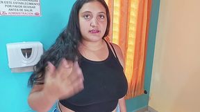 chica abandonada por su novio recibe ayuda por un desconocido termina follando la muy pvta