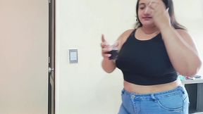 chica abandonada por su novio recibe ayuda por un desconocido termina follando la muy pvta