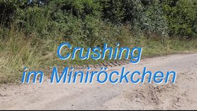 Crushing in a miniskirt - Crushing im Miniröckchen