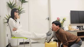 The Slave of the 4K Queen s Shoes