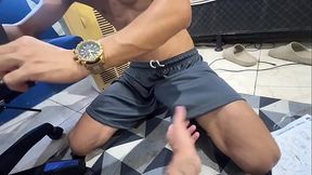 montador de cadeira novinho recebe proposta de colocar cliente para mamar