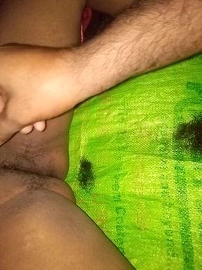 Bhabi ne baiya ke bal saf kiye fir chudai ki