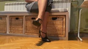 MATURE FEET IN MARY JANES SHOES - MP4 Mobile Version