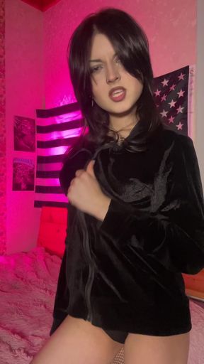 Amateur GF gets excited and plays with boyfriend while recording on cam