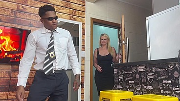 A única maneira de Tiffany satisfazer seus desejos sexuais é com seu segurança particular intenso e hardcore a patroa ficou com cu rasgado e negão e BBC TIFF