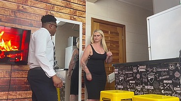 A única maneira de Tiffany satisfazer seus desejos sexuais é com seu segurança particular intenso e hardcore a patroa ficou com cu rasgado e negão e BBC TIFF