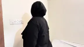 Arabische MILF schoon vriendje kamer en vriendje betrapt haar grote kont en aftrekken beginnen