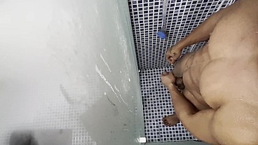 TOMANDO UM BANHO BEM GOSTOSO