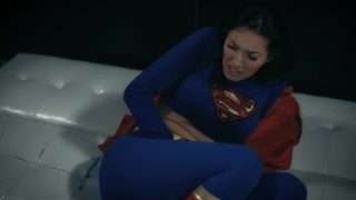 Supergirl-cosplayer förlorar i strid och blir knullad som straff