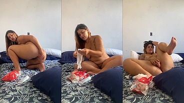 Soquei a rola de borracha no meu cu com força
