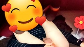 joven se cree mujercita jugando con pene en su anovagina. ella necesita quien la llene de semen pero esta sola