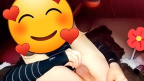 joven se cree mujercita jugando con pene en su anovagina. ella necesita quien la llene de semen pero esta sola