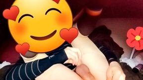 joven se cree mujercita jugando con pene en su anovagina. ella necesita quien la llene de semen pero esta sola