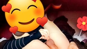 joven se cree mujercita jugando con pene en su anovagina. ella necesita quien la llene de semen pero esta sola