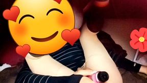 joven se cree mujercita jugando con pene en su anovagina. ella necesita quien la llene de semen pero esta sola