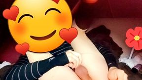 joven se cree mujercita jugando con pene en su anovagina. ella necesita quien la llene de semen pero esta sola