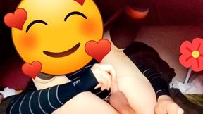 joven se cree mujercita jugando con pene en su anovagina. ella necesita quien la llene de semen pero esta sola