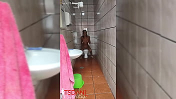 Daniela Santos fazendo a primeira chuca no banheiro ?
