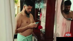 o enganador entrou com sua mangueira no novinho virgem que saiu com o cu todo esfolado