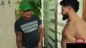 o enganador entrou com sua mangueira no novinho virgem que saiu com o cu todo esfolado