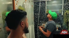 o enganador entrou com sua mangueira no novinho virgem que saiu com o cu todo esfolado