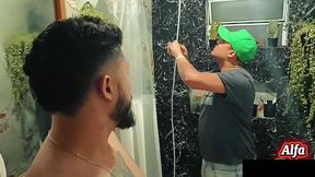 o enganador entrou com sua mangueira no novinho virgem que saiu com o cu todo esfolado